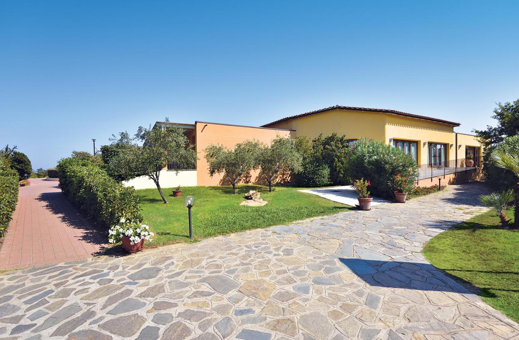 Futura Club Cala Fiorita Hotel Agrustos ภายนอก รูปภาพ